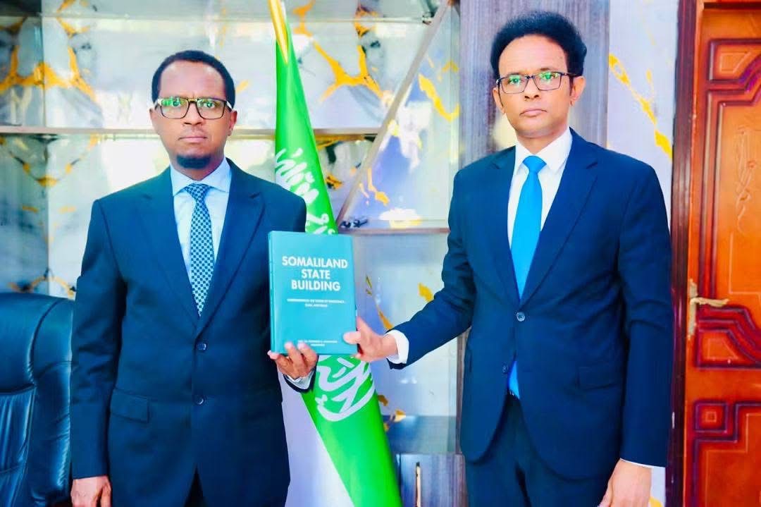 Guddoomiyaha Maxkamadda Sare JSL oo Qaabilay Qoraaga Buugga Dowlad-dhiska Somaliland.